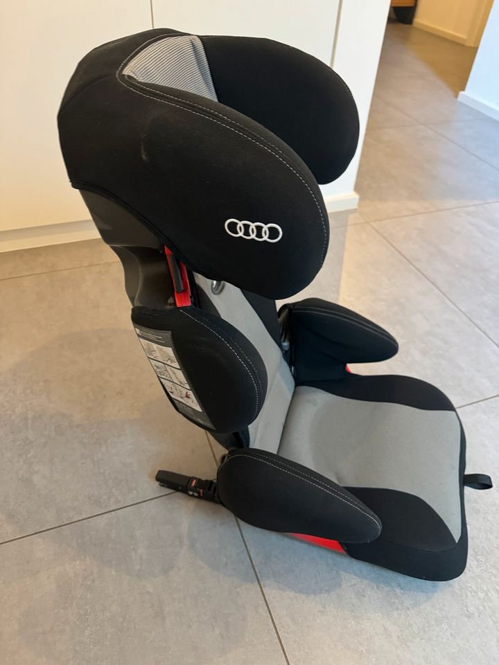Audi Original Kindersitz mit Unterlage und Sitzschutz in Trier