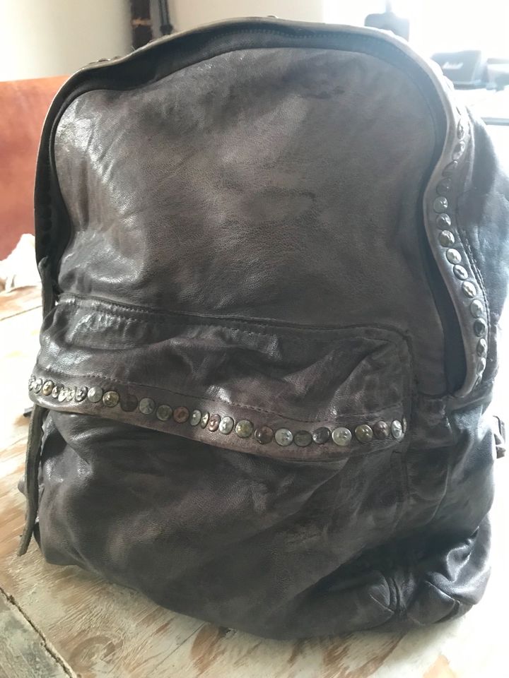 Rucksack mit Nieten Leder used look in Hamburg