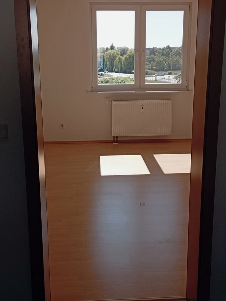 2-Zimmer-Wohnung in Wolfen im Obergeschoss eines Mehrfamilienhauses mit Balkon, Küche und Fahrstuhl in Wolfen