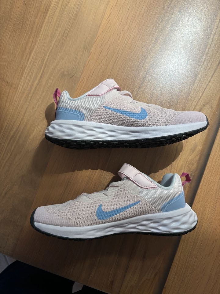 Sportschuhe - Nike - Größe 33 - wie Neu in Dörpen