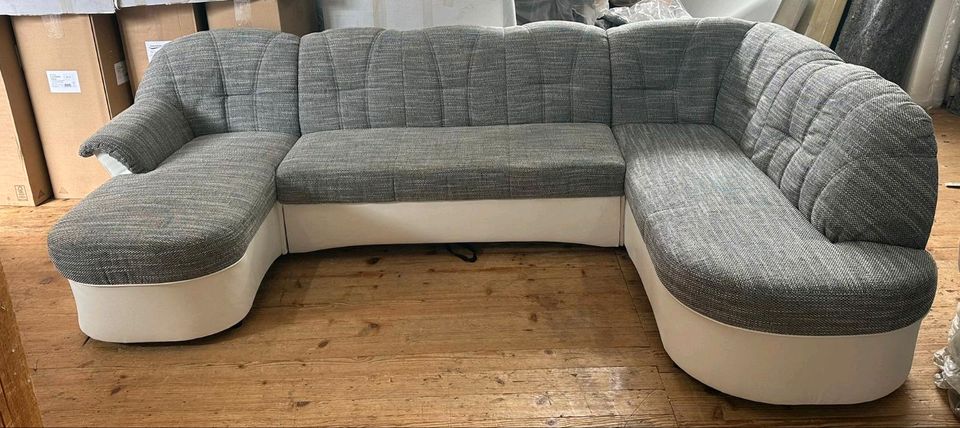 Wohnlandschaft, Sofa U Form mit schlaffunktion in Münzenberg