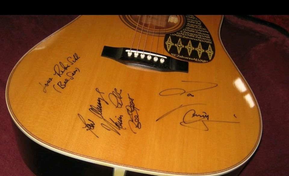 Handsignierte  Bee Gees Gitarre Barry Robin. Maurice Gibb Unikat in Linz am Rhein