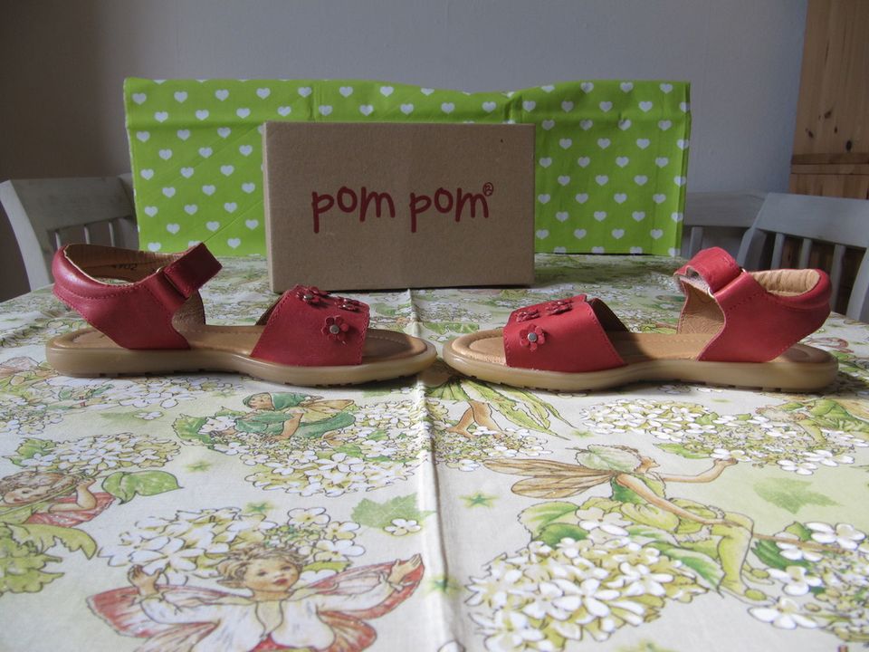 NEU Sandalen Pom Pom 34 rot Leder Klett Blumen in Weimar