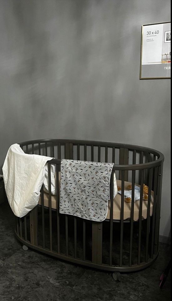 Stokke® Sleepi'™ Bett Babybett Hazy Grey -Neuwertig in Pinneberg