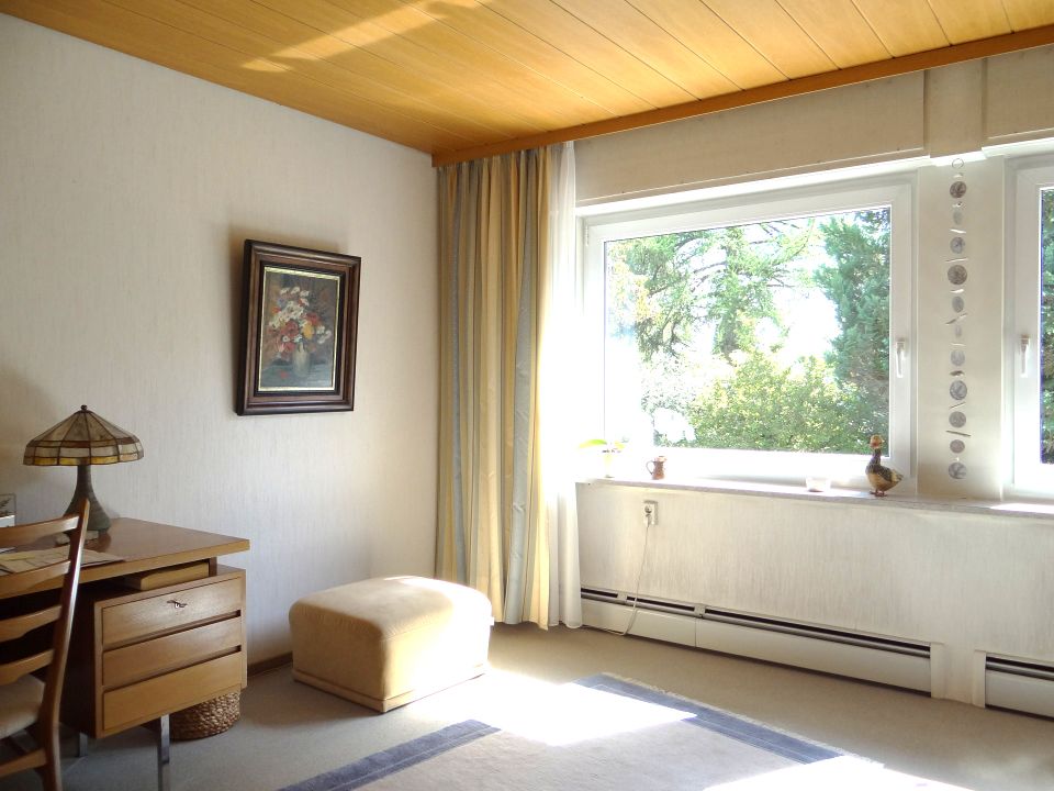 Freistehendes Einfamilienhaus mit Freisitz, Garage und 2 Stellplätzen in parkähnlichem Garten in Isny im Allgäu