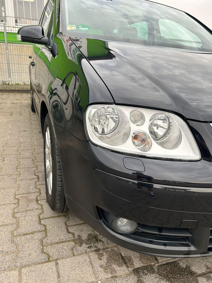VW Touran ohne Rost scheckheft gepflegt lückenlos in Großheubach