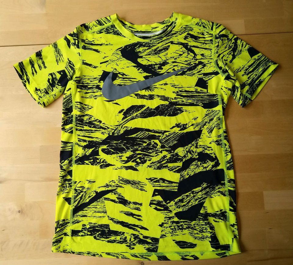 DRI - FIT FITTED Shirt / Laufshirt Gr. XL von NIKE in Kiel