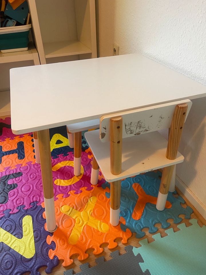 Kindertisch mit 2 Stühlen in Radevormwald