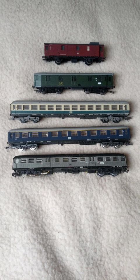 3 D-Zug Waggons,2 Gepäckw.,4 Pers.Waggons, H0 in Markranstädt