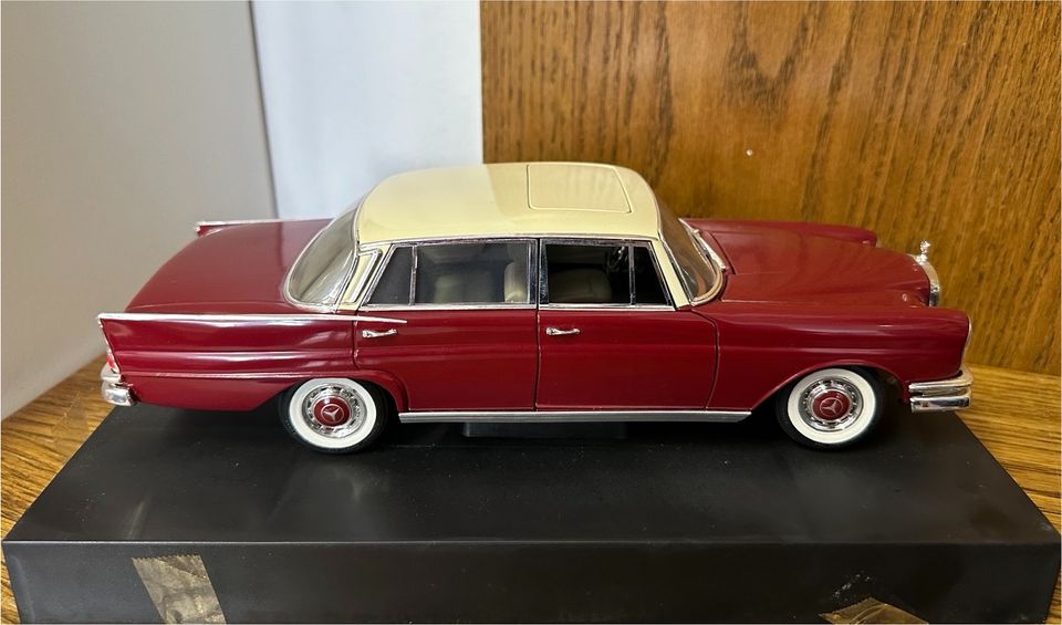 Modellauto 1:18 W111 Mercedes Benz 220-SE Heckflosse Revell in Frankfurt am Main