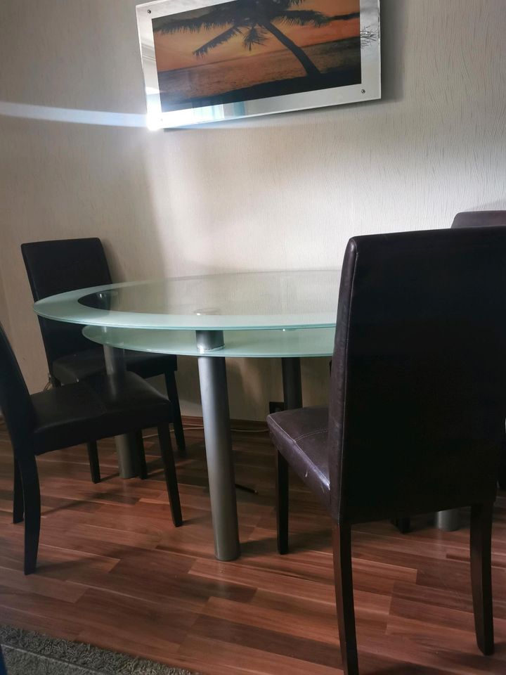 Esszimmer Tisch mit Stühlen in Bruchköbel
