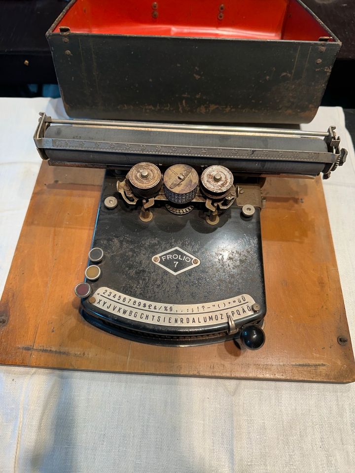 Antike Schreibmaschine Frolio 7 Baujahr ab 1924 mit Haube in Berlin