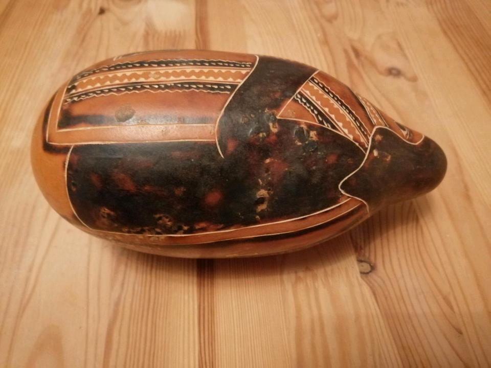 Kürbis Rassel Musikinstrument mit eingeritztem Muster in Kreuztal