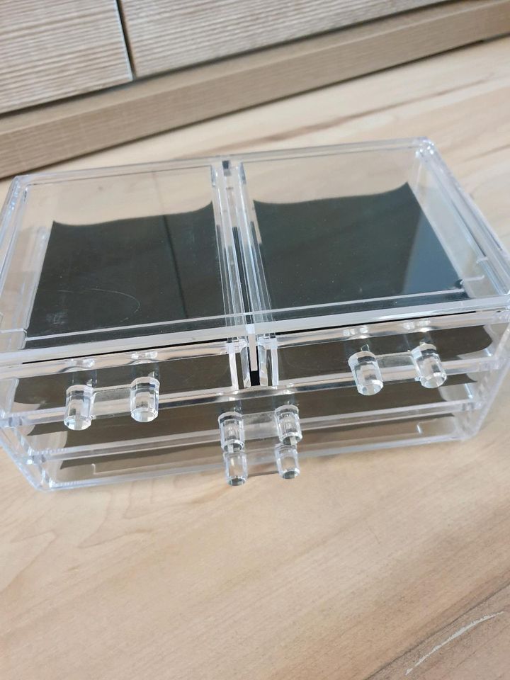 Make-Up Organizer aus Acryl in Gaggenau