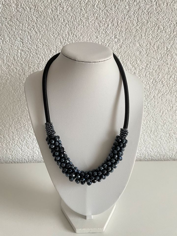 Collier Halskette Kristall Perlen Schmuck dunlelblau schwarz in Bad Saulgau