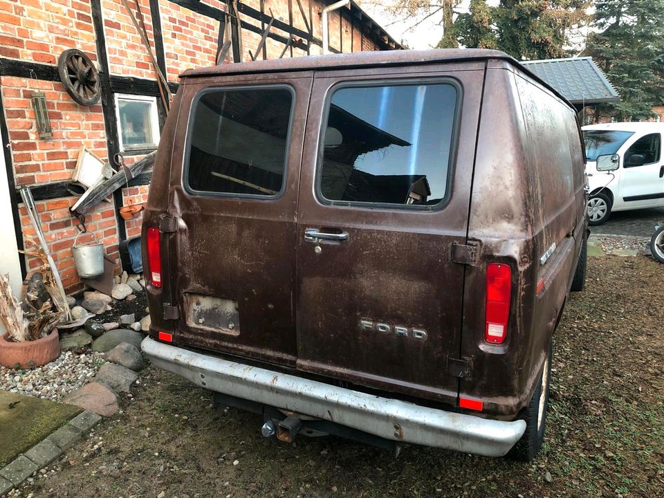 Ford Econoline 250 Cargo Van V8 in Rheinsberg