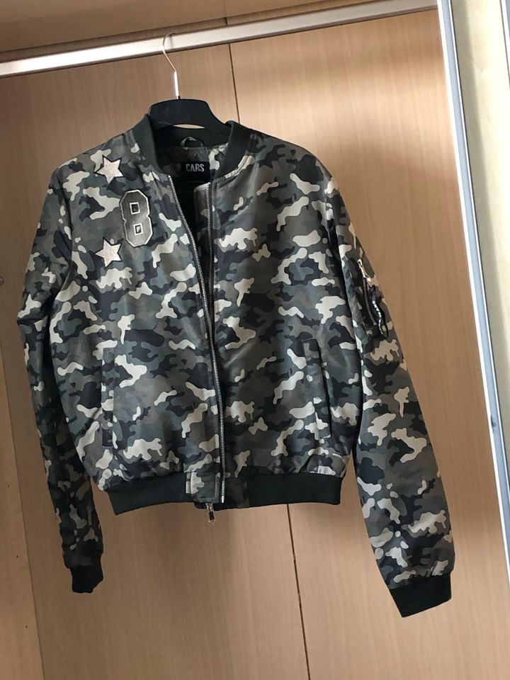 Camouflage Jacke  passt S und M Größe in Berlin