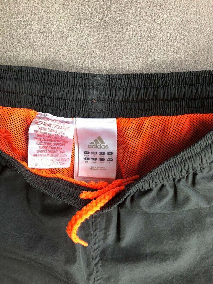 Kurze Sporthose Shorts adidas Gr. 140 schwarz orange Sportshorts in Königswinter