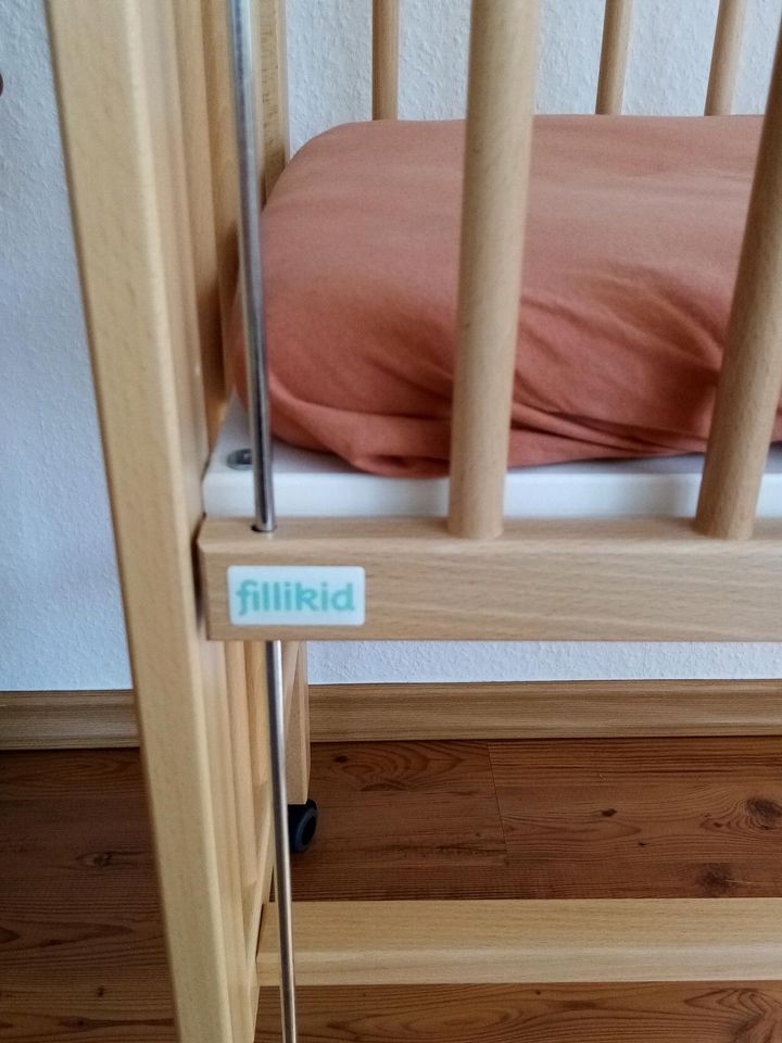 Beistellbett fillikid + Matratze neuwertig in Netphen