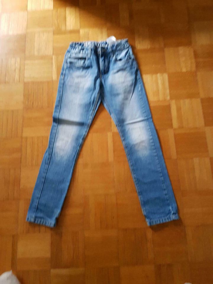 Jeans Gr. 146 im sehr guten Zustand,  am Bund verstellbar in Krailling