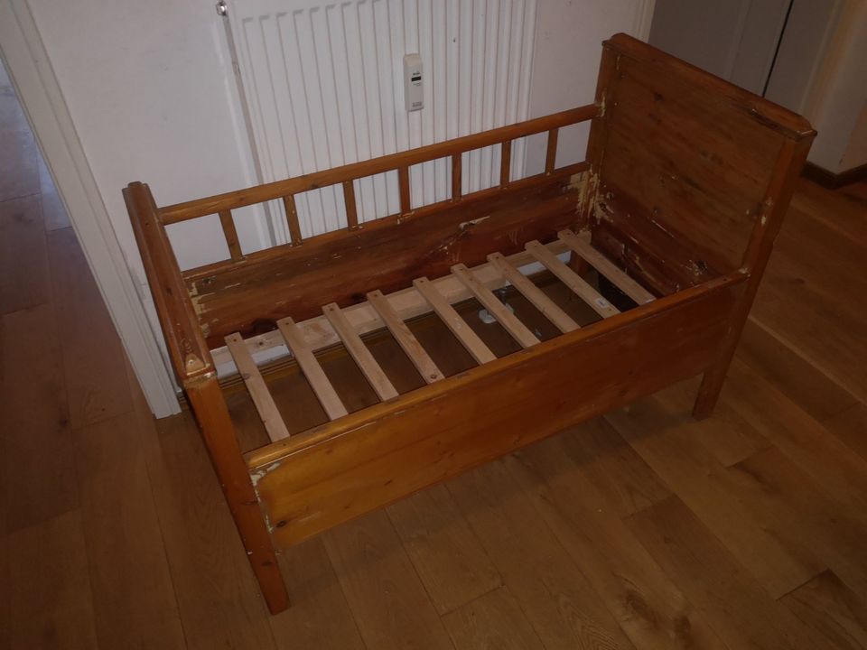 Kinderbett restauriert mit Matratze abzugeben, Maße 60x120cm in Dresden