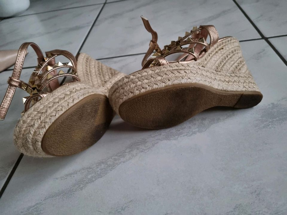 Sandaletten mit Nieten   ( Rosè Gold) in Nürtingen
