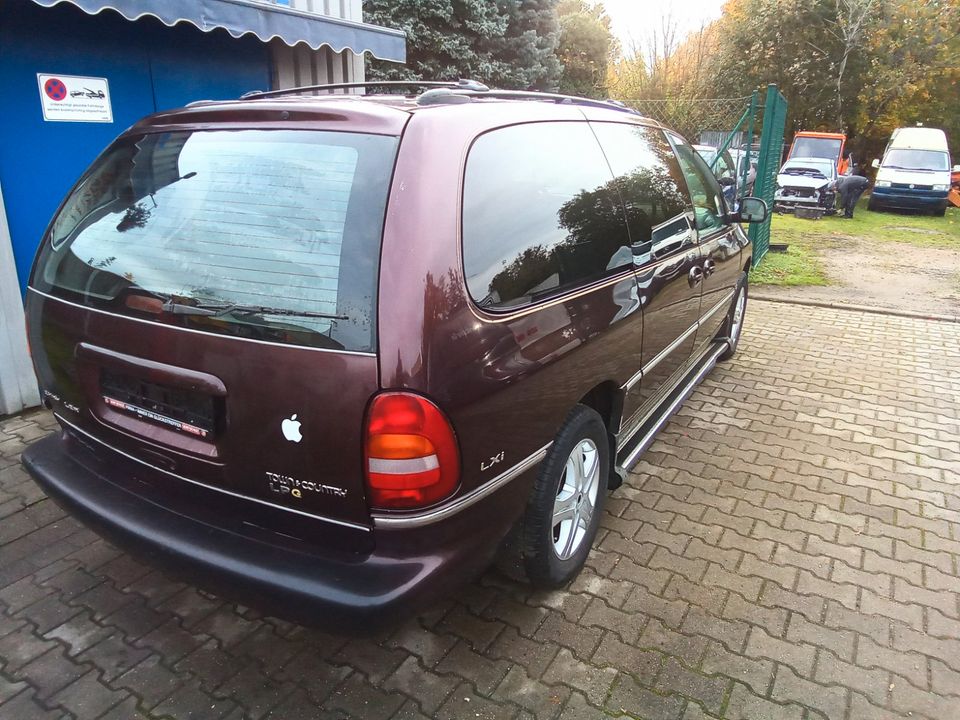 Chrysler Voyager Automatik Benzin/Gas 3,6 Leder 7Sitzer in Berlin