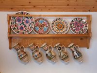Zierregal Folklore aus Holz mit 4 bunten Keramiktellern + Krügen Mecklenburg-Vorpommern - Torgelow Vorschau