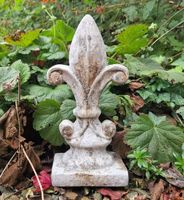 LILIE FIGUR FLEUR DE LIS DEKO GARTENDEKO SHABBY ANTIK STIL NEU Niedersachsen - Großefehn Vorschau