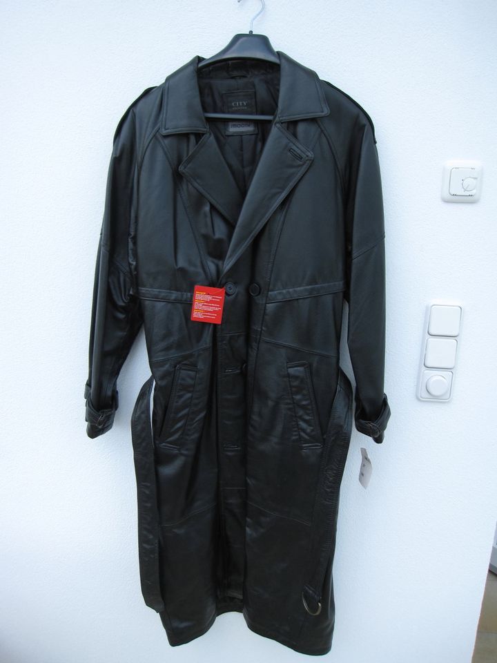 Priv. NEU 4 schwarz.Herrenledermäntel m.Gürtel,Gr.46+50,sportl.gü in Edling