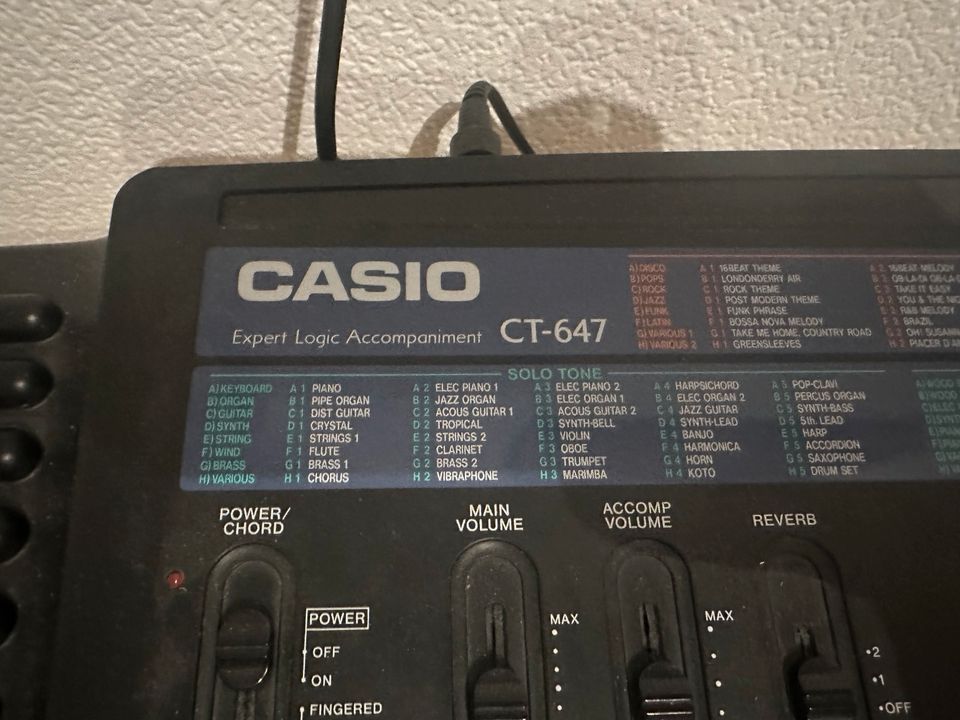 Keyboard Casio CT-647 inklusive Ständer in Iserlohn