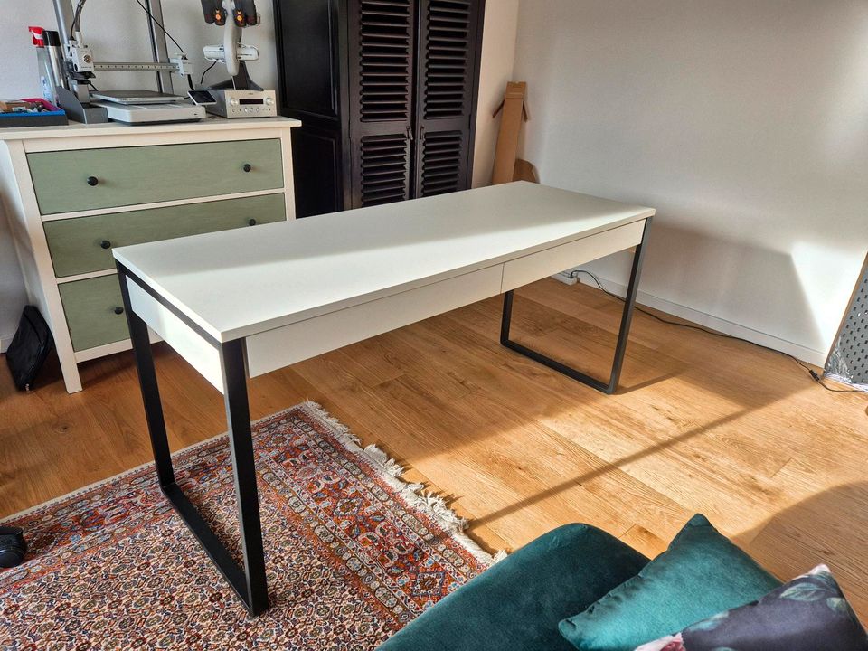 Moderner Schreibtisch mit Schubladen in Petersberg
