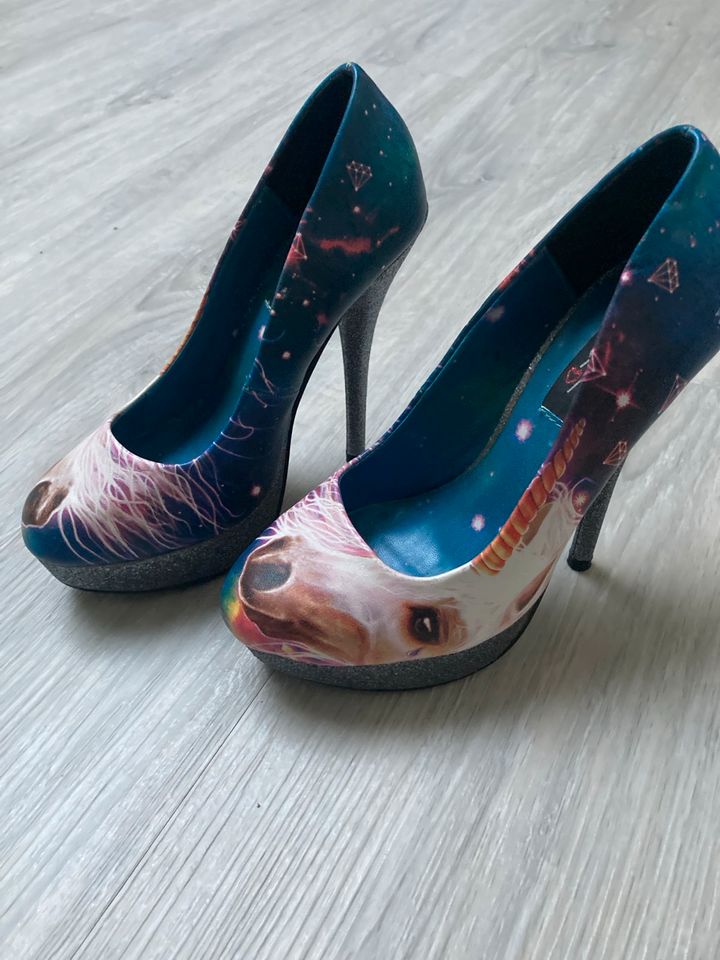 Iron Fist Unicorn Heels in Straßenhaus