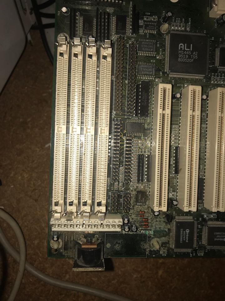 Altes Mainboard ca aus dem Jahre 1999 in Fritzlar