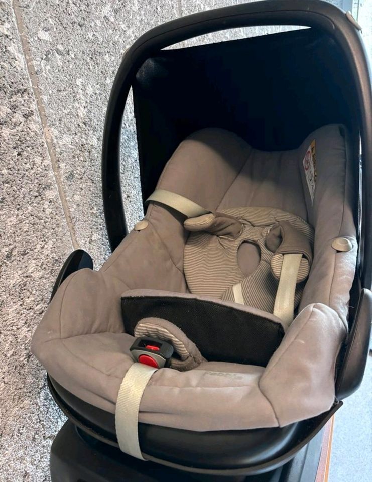 Maxi-Cosi "Pebble" inkl. Family Fix Station (Isofix fürs Auto) in Melsbach
