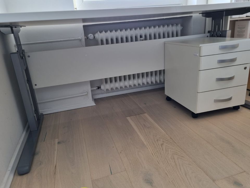 Höhenverstellbarer Schreibtisch (manuell) weiß & Rollcontainer in Willich