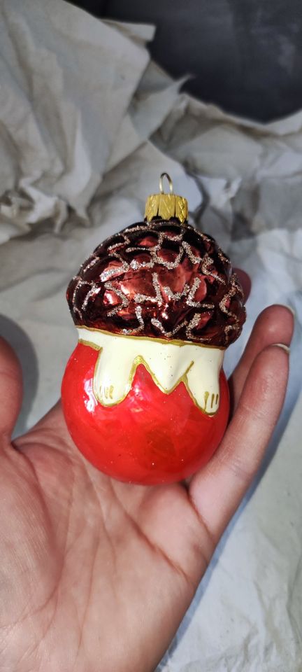 Weihnachtsschmuck aus Glas Igel mit Apfel in Mölln