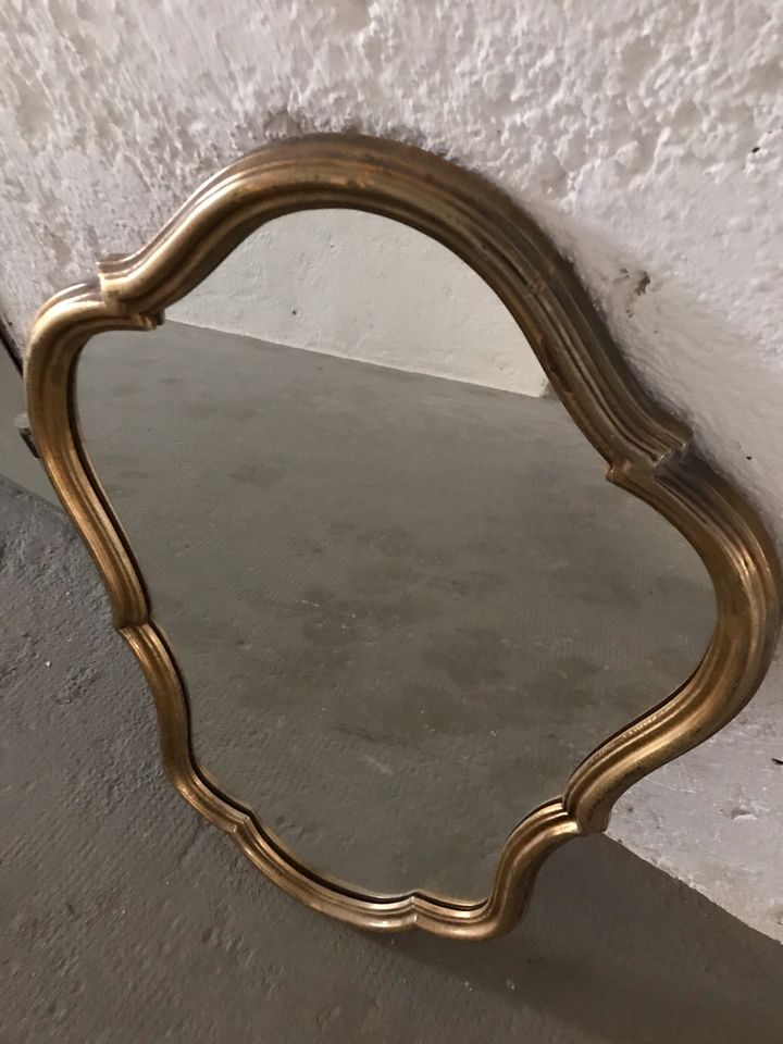 Spiegel - antik - goldfarbiger Rahmen in München