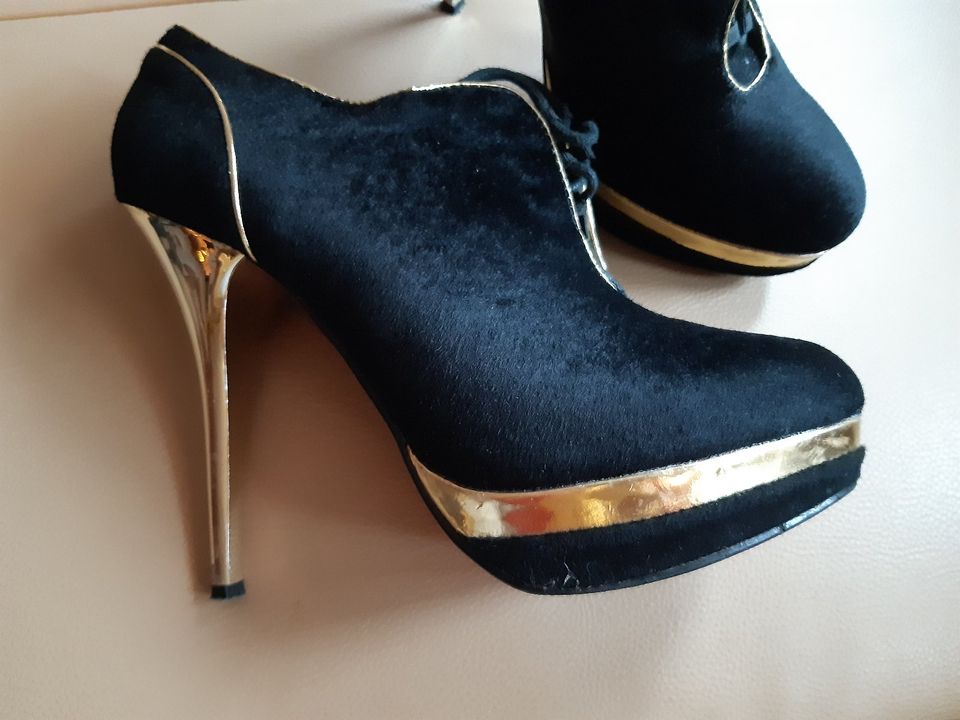 Eleganter Markennschuh, Samt, Gr. 40, Golden Heel in Kiel