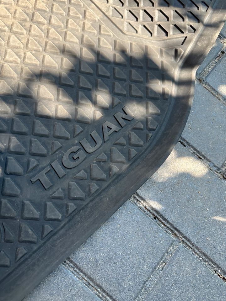 Original Volkswagen Tiguan Gummi Fußmatten in Gifhorn