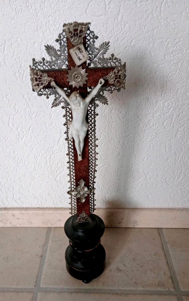 Kreuz,Kruzifix,Rosenkranz,Weihwasserkessel,Madonna,religiös in Waldershof