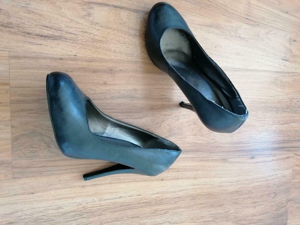 Verschiedene Schuhe Stiefelette /Pumps/ Sandale in Kammeltal