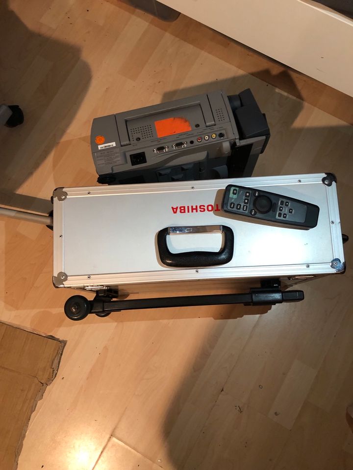 Büroauflösung: Toshiba Beamer/Projector inkl. koffer in Frankfurt am Main