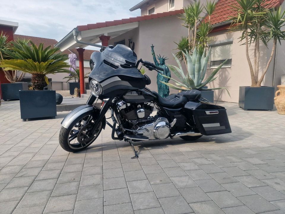 Harley Davidson Street Glide in Waldenburg