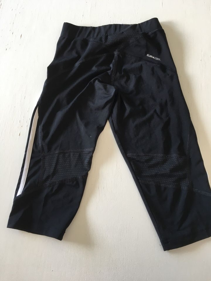 Adidas Sporthose capri, Mädchen schwarz, Gr. 140 in Nesselwang