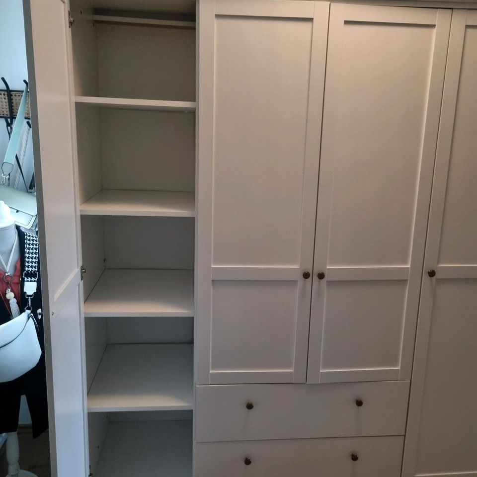 SCHLAFZIMMER KLEIDERSCHRANK in Much