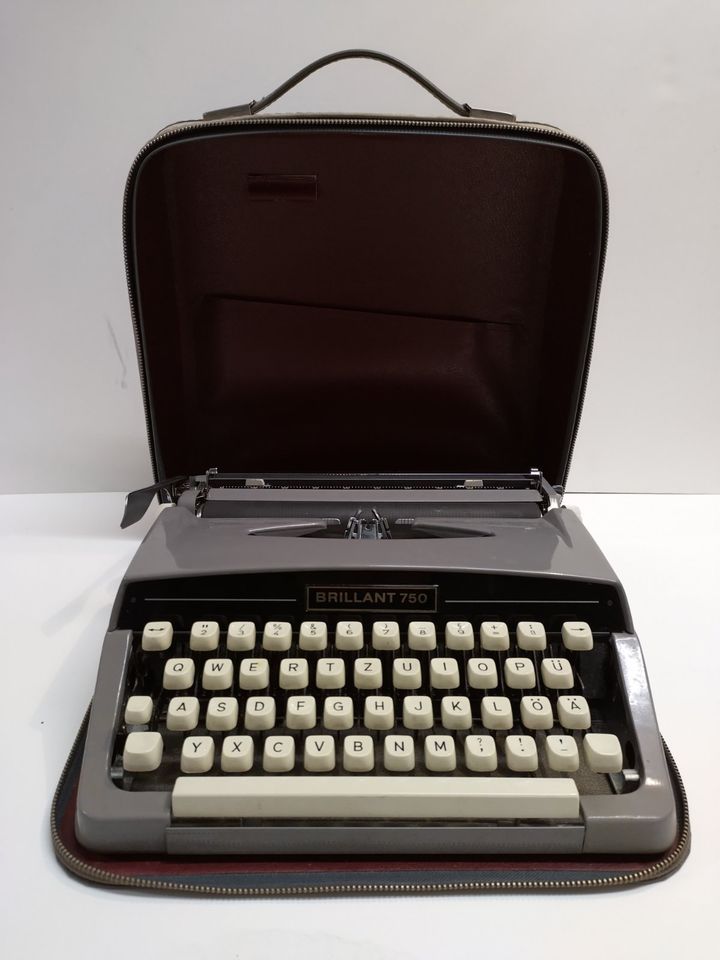 Brillant 750 Schreibmaschine mit Koffer in Hamburg