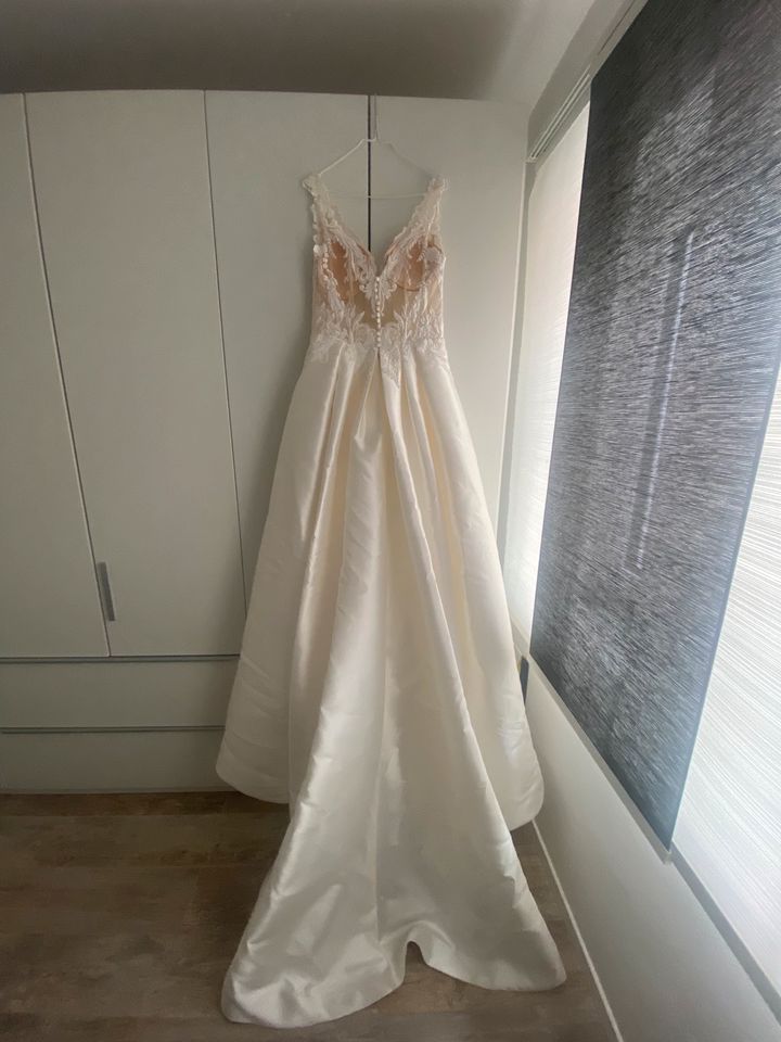 Brautkleid „Charleston“ von Pronovias in Bad Vilbel