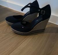Tommy Hilfiger Sandalen mit Keilabsatz Frankfurt am Main - Hausen i. Frankfurt a. Main Vorschau