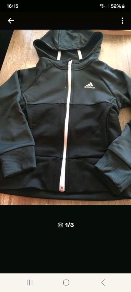 Adidas Sportkleidung in Velbert